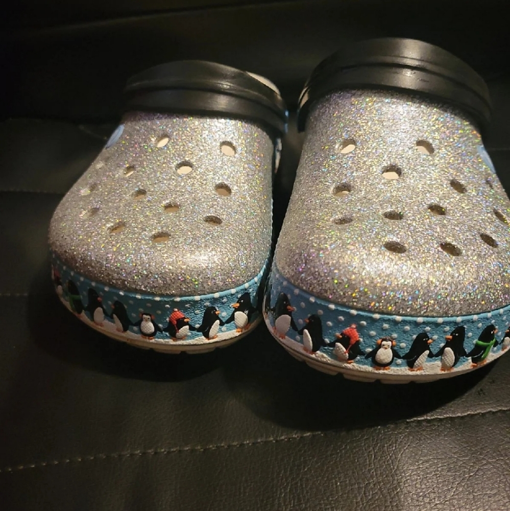 W8 Crocs